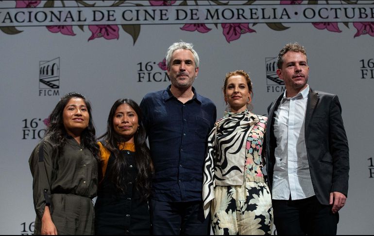 Nancy García, Yalitza Aparicio, Alfonso Cuarón, Marina de Tavira y Fernando Grediaga posan antes del estreno de 