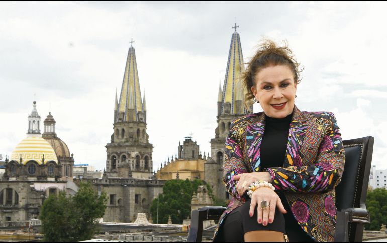 La actriz y cantante posa con la Catedral de Guadalajara a su espalda. EL INFORMADOR / E. Barrera