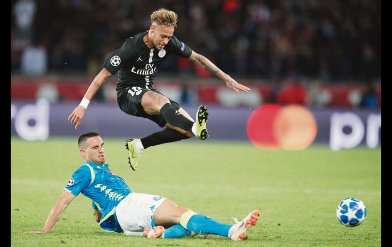 Neymar no puede pesar en la Champions y por ende, tampoco el PSG. AP