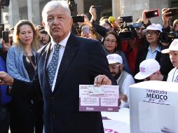 López Obrador acudió a la casilla instalada en la alcaldía de Tlalpan, donde entregó su credencial y recibió su boleta con las opciones. NTX / G. Granados