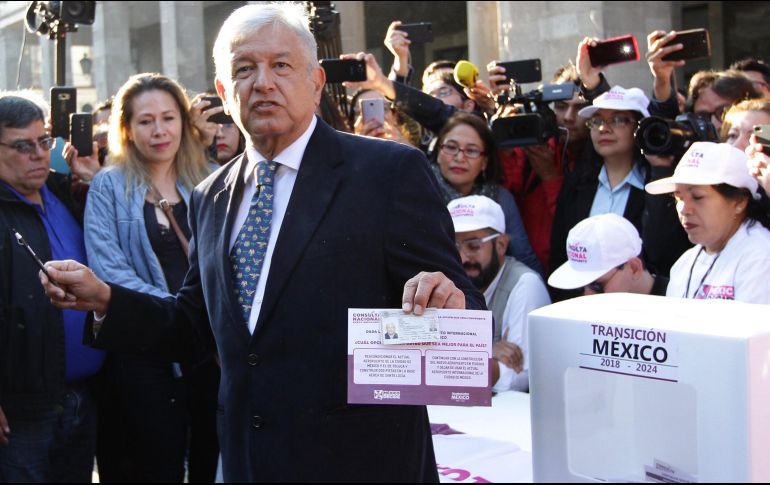 López Obrador acudió a la casilla instalada en la alcaldía de Tlalpan, donde entregó su credencial y recibió su boleta con las opciones. NTX / G. Granados