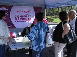 Para participar en la consulta, sólo se tendrá que presentar la credencial de elector, misma que será recibida y registrada por voluntarios en las mesas. NTX / F. García