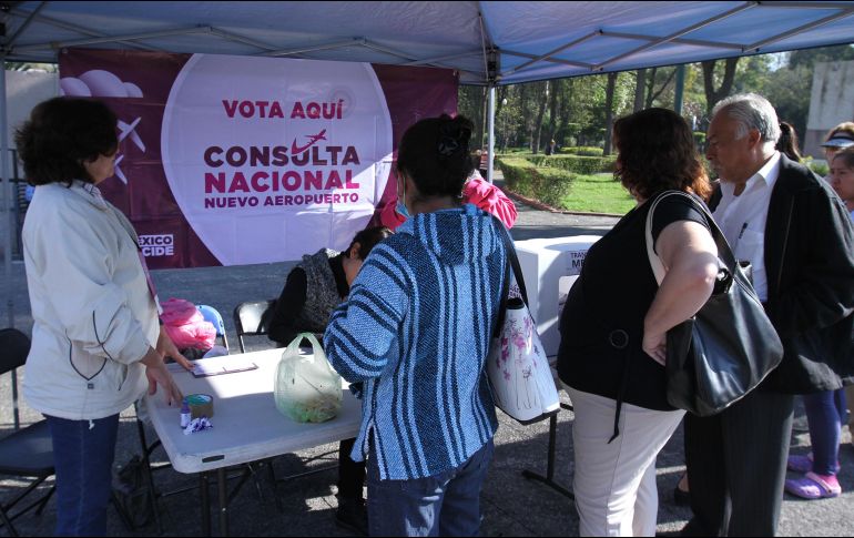 Para participar en la consulta, sólo se tendrá que presentar la credencial de elector, misma que será recibida y registrada por voluntarios en las mesas. NTX / F. García
