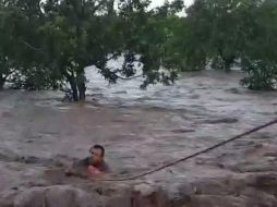 Rescatan a hombre arrastrado por río en Nayarit