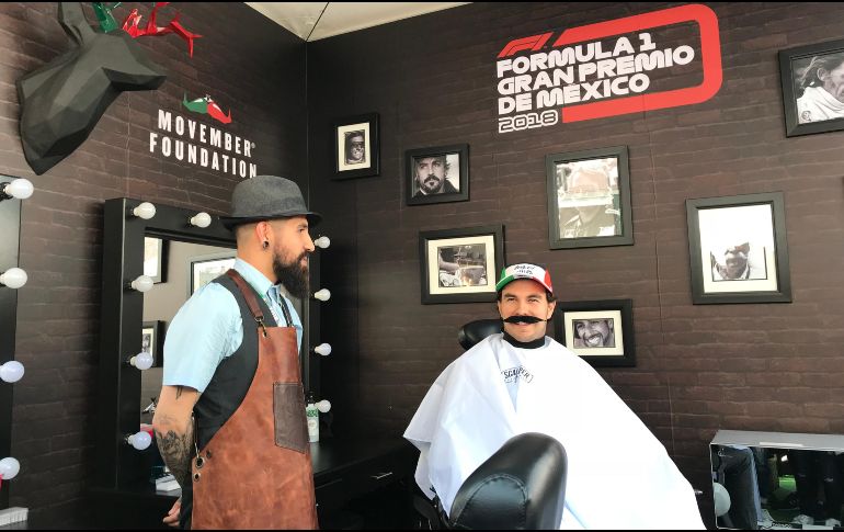 El tapatío Sergio Pérez posaría solamente para la fotografía, sin embargo, permitió que le pasaran la máquina y aprovechó para pedir algunos consejos al barbero. EL INFORMADOR / P. Gallardo
