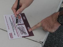 Al llegar a la casilla se le solicitó su credencial de elector, misma que fue registrada en una App que srive de filtro para saber si la persona ya ha emitido su voto, sin embargo no mostró algún mensaje de existencia de voto previo. NTX / G. Durán