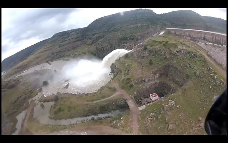 La presa Guadalupe Victoria en Durango recibió agua en niveles superiores a su capacidad de almacenamiento y se produjo el desbordamiento del río El Tunal. TWITTER@AispuroDurango