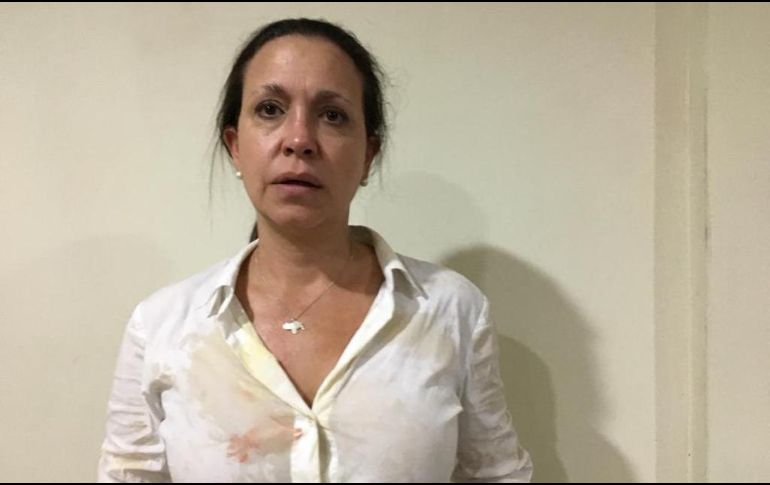 El ataque acontece cuando encabezaba un acto político: María Corina y su equipo fueron abordados por sujetos que los atacaron a golpes, empujones y que usaron objetos contundentes. EFE