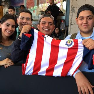 Afición rojiblanca, presente en el estreno de la película de Chivas