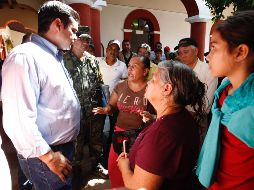 El Gobernador de Nayarit, Antonio Echevarría García; y el Secretario de Salud, José Narro Robles, visitan un albergue ubicado en la Casa de la Cultura del Municipio de Acaponeta. NTX/O. Ramírez