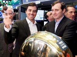 Roy Seiders (i), cofundador de Yeti y el presidente de la compañía, Matt Reintjes (c), hacen sonar la campana que indica su salida a bolsa en Nueva York. EFE/J. Lane