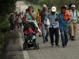 La caravana de migrantes hondureños inicia su salida de la localidad de Mapastepec, con rumbo hacia el municipio de Pijijiapan en el estado de Chiapas. EFE/M. Ascencio