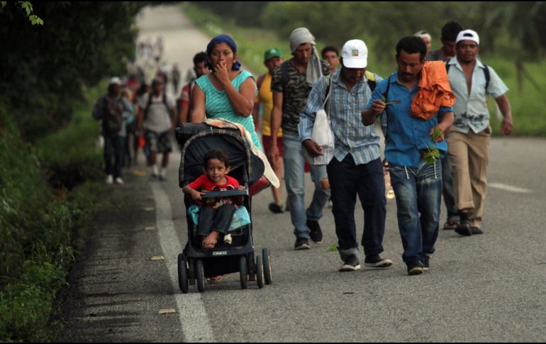La caravana de migrantes hondureños inicia su salida de la localidad de Mapastepec, con rumbo hacia el municipio de Pijijiapan en el estado de Chiapas. EFE/M. Ascencio