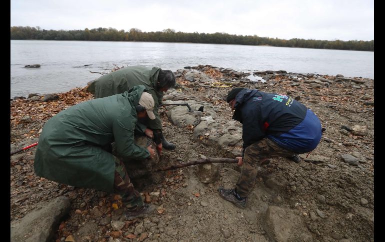 Los arqueólogos trabajaban este jueves sin descanso antes de que vuelva a subir el nivel del caudal del río.