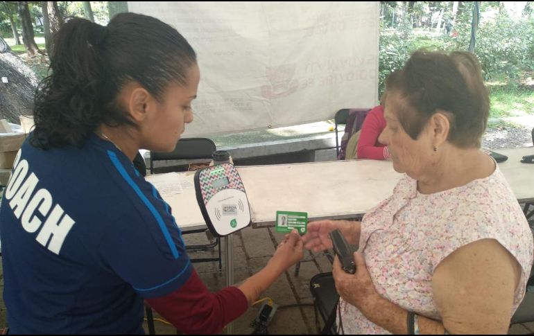La señora Lucía de 65 acudió al módulo ubicado en el Parque Agua Azul para informarse y confirmar que su tarjeta estuviera activada. EL INFORMADOR / F. de León