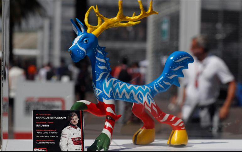 Alebrijes en miniatura hechos por artesanos mexicanos diseñados especialmente para cada piloto se exhiben en los preparativos del Gran Premio de México de Fórmula Uno. EFE/J. Núñez