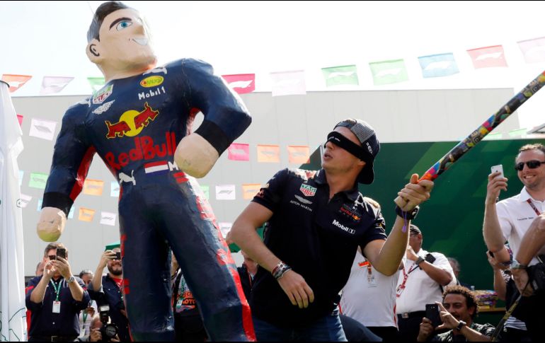 El piloto holandés Max Verstappen rompe una piñata con su imagen. EFE/J. Núñez