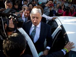 El presidente electo, Andrés Manuel López Obrador, emite su voto en la consulta sobre el Nuevo Aeropuerto Internacional de México. SUN/L. Cortés