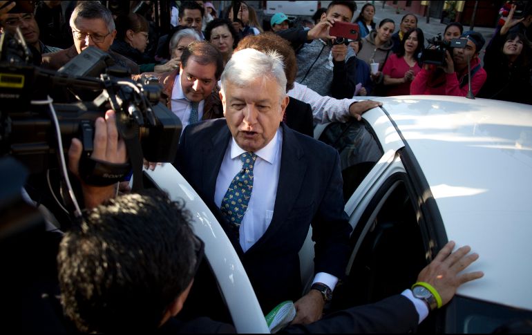 El presidente electo, Andrés Manuel López Obrador, emite su voto en la consulta sobre el Nuevo Aeropuerto Internacional de México. SUN/L. Cortés