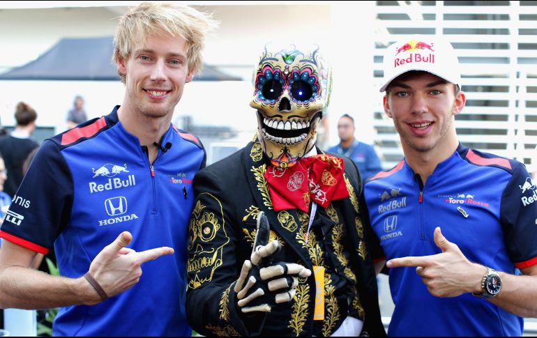 Brendon Hartley (izquierda) y Pierre Gasly, pilotos de la escudería Toro Rosso, posan junto a un personaje alusivo al Día de Muertos, previo al Gran Premio de México. AFP/P. Fox