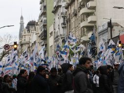Manifestantes de la organización peronista La Cámpora protestan contra el presupuesto 2019. Veintiséis personas fueron detenidos. EFE/M.  Guillén