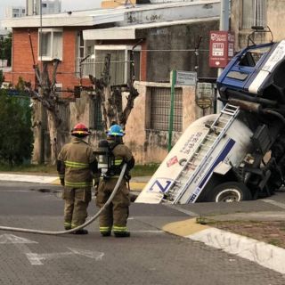 Socavón se traga pipa de gas en Zapopan