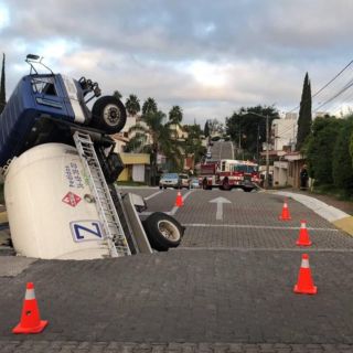 Tráfico intenso provocó hundimiento de pipa de gas: vecinos