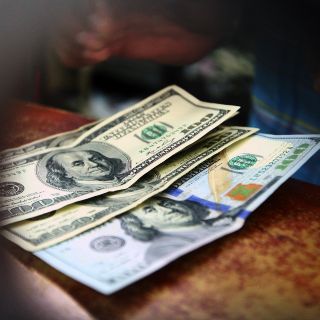 Dólar registra baja, se vende hasta en 19.80 pesos