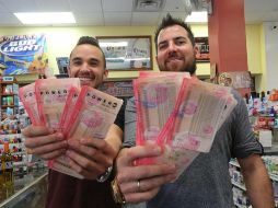 Dos jugadores de Florida muestran sus boletos de Powerball. ESPECIAL.