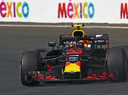 El piloto holandés conduce su monoplaza durante la primera sesión de prácticas libres en el Autódromo Hermanos Rodríguez. MEXSPORT