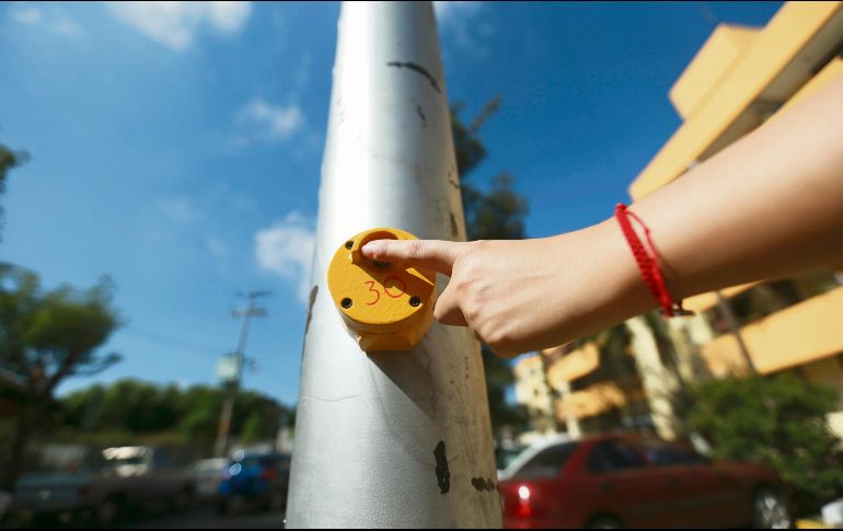 Al presionar un botón, los peatones tienen entre 15 y 25 segundos para cruzar la calle. EL INFORMADOR / F. ATILANO