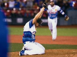 Así celebró Orlando Lara al concluir el partido ante Mexicali, haciendo historia al lanzar el primer sin hit ni carrera desde el regreso de la novena jalisciense al profesionalismo. CHARROS DE JALISCO