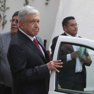 Ebrard responde a críticas por asistencia de Maduro