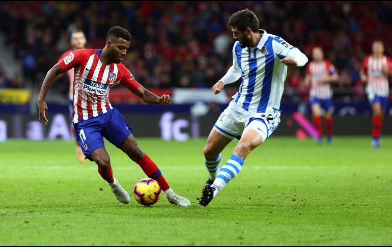 El defensa de la Real Sociedad Raúl Navas (d) lucha con el francés Thomas Lemar, del Atlético de Madrid, durante el partido. EFE/R. Jiménez