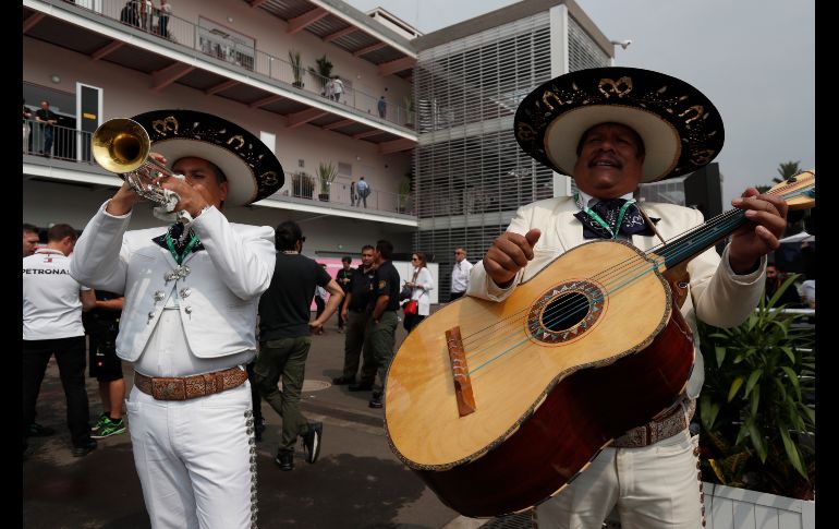 Durante la tarde del sábado, el tradicional mariachi se hizo presente en el Autódromo Hermanos Rodriguez. AP / M. Castillo