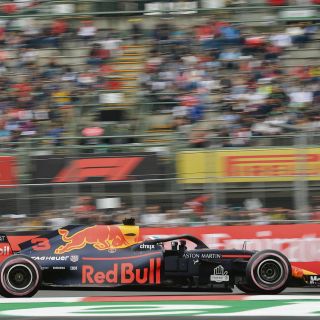 Ricciardo ríe al último y se queda con la pole