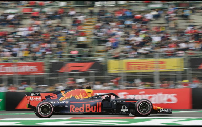 Daniel Ricciardo conduce su Red Bull durante la sesión de calificación realizada ayer en el Autódromo Hermanos Rodríguez. EFE