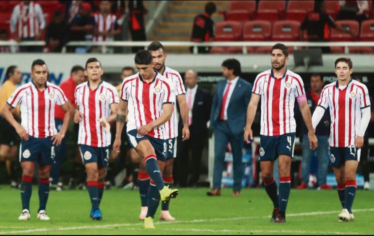 Tristes se fueron los jugadores de Chivas de su estadio, tras una nueva derrota. El gesto de Alan Pulido revela la frustración de anoche. EL INFORMADOR / F. ATILANO
