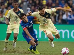 Javier Salas de Cruz Azul y Henry Martín de América luchan por el balón. MEXSPORT