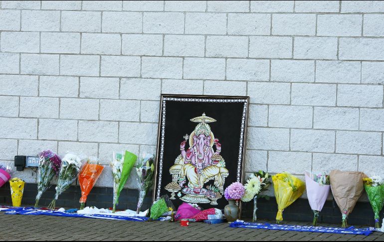 Algunos aficionados han dejado ofrendas y flores a las afueras del estadio, pese a que las victimas del accidente no hay sido confirmadas o anunciadas de manera oficial. EFE