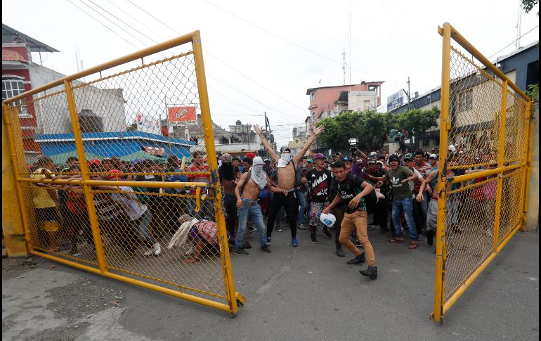 Migrantes se enfrentan con la policía en frontera de Guatemala y México