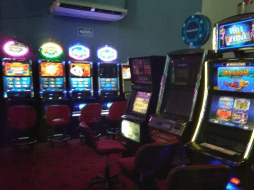 Fueron aseguradas el 160 máquinas electrónicas de juegos, nueve equipos de cómputo, una terminal y dinero en efectivo. TWITTER / @PGR_mx