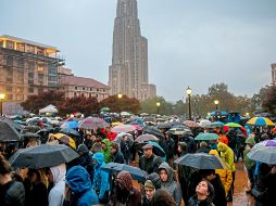 Asistentes a la vigilia por las víctimas del ataque a la sinagoga del Árbol de la Vida, donde un pistolero identificado como Robert Bowers mató a 11 personas. AP/M. Santiago