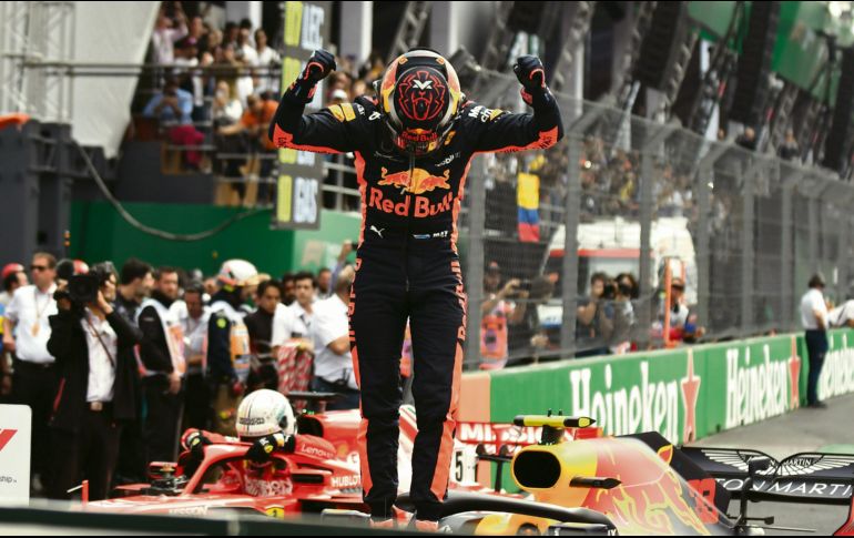 Max Verstappen gana el GP de México por segunda vez consecutiva. En el recuadro, Lewis Hamilton, el flamante campeón de la campaña. EFE