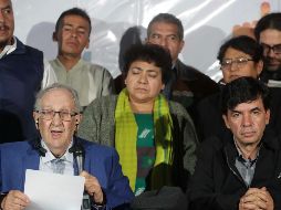 Enrique Calderón Alzati, presidente de la Fundación Rosenblueth, y Jesús Ramírez, vocero del equipo del presidente electo (chamarra negra) en la conferencia sobre los resultados de la consulta. SUN/L. Cortés