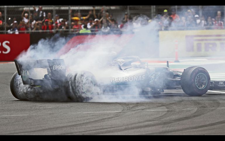 Al finalizar la competencia, Lewis Hamilton hizo donas con su Mercedes. EFE
