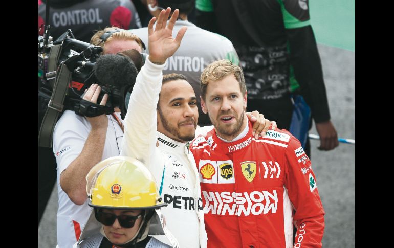 Sebastian Vettel, el rival de toda la temporada, fue a felicitar al campeón Lewis Hamilton. AP