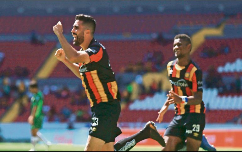 Néstor Vidrio festeja su primer gol del torneo y el primero de los Leones Negros ayer ante Mérida. EL INFORMADOR / F. Atilano