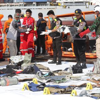 El Papa expresa condolencias por avionazo en Indonesia