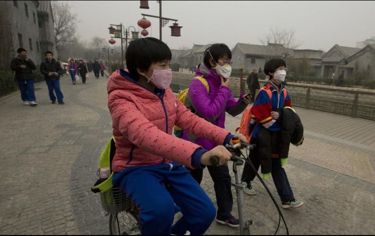 Un 93 por ciento de los menores de 15 años, es decir mil 800 millones, respiran aire contaminado que pone en grave riesgo su salud y desarrollo. AP / ARCHIVO
